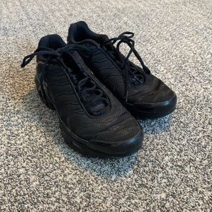 Black Nike air max tn